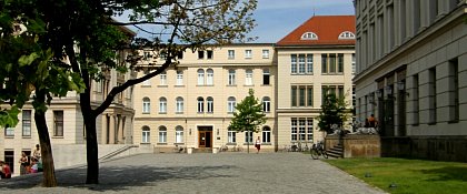 Rektoratsgebäude (in der Mitte) am Universitätsplatz